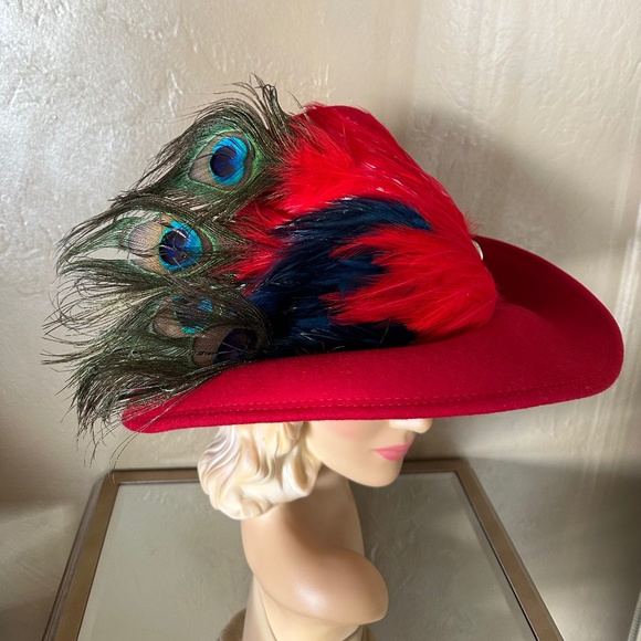 REGAL RED FELT VINTAGE HAT WITH CONICAL CROWN + FEATHER SPRAYS + BROOCH - Picture 3 of 15
